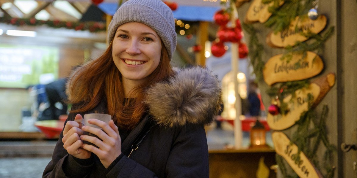 Ein Bummel durch den Christkindlmarkt - da darf eine Tasse hei&szlig;er, duftender Punsch nicht fehlen!, &copy; Bildverlag Lisa Bahnm&uuml;ller