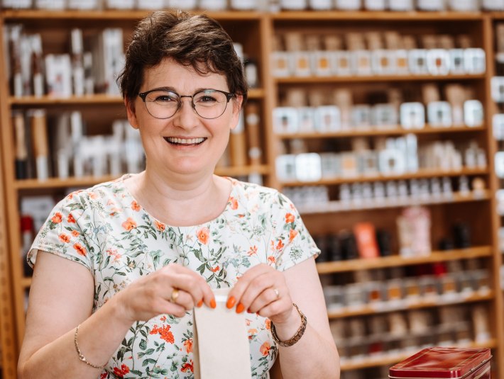 Ingrid Pummer in ihrem Laden Kr&auml;uterhexe Lenggries, &copy; T&ouml;lzer Land Tourismus|Leonie Lorenz