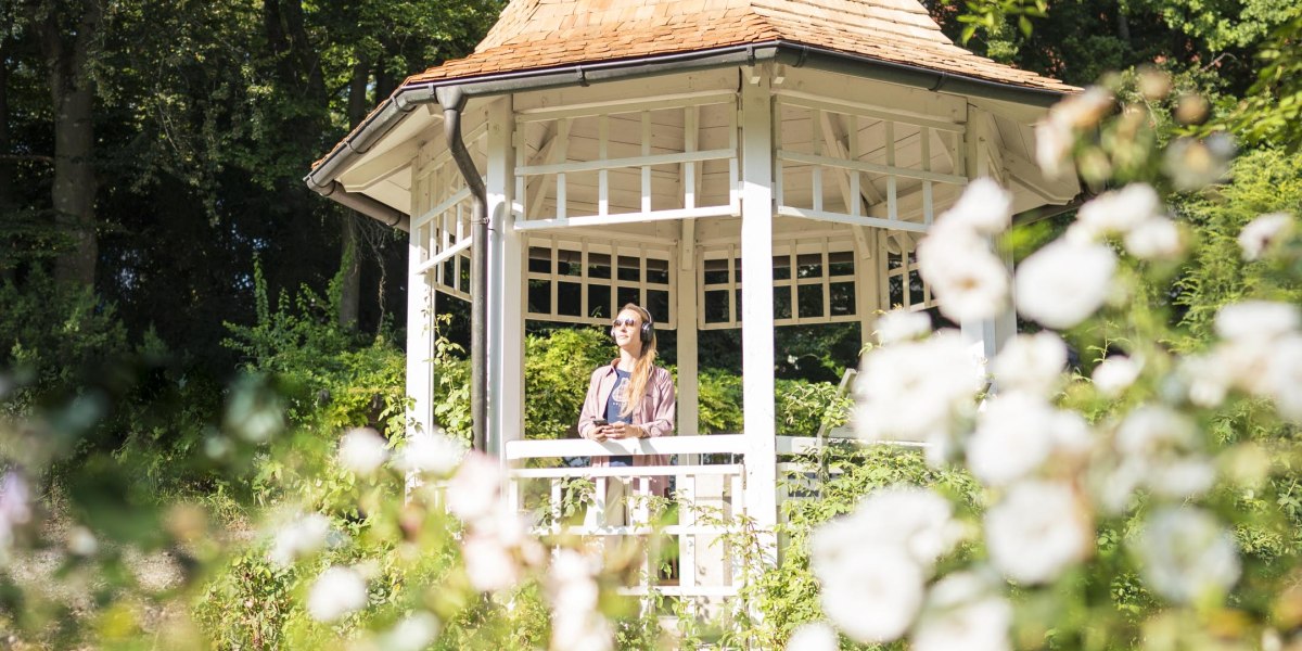 Der Rosengarten neben dem ehem. Franziskanerkloster in Bad T&ouml;lz l&auml;dt als Vitalort ein zum Ausspannen und Krafttanken., &copy; T&ouml;lzer Land Tourismus, Foto: Dietmar Denger