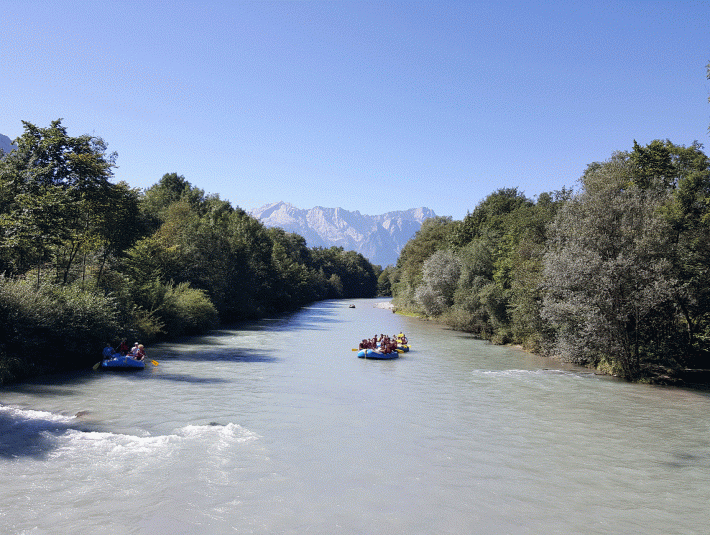 Eine gef&uuml;hrte Schlauchboot-Tour auf der Isar mit Montevia -  achtsam und verantwortungsbewusst mit der Natur umgehen., &copy; Montevia