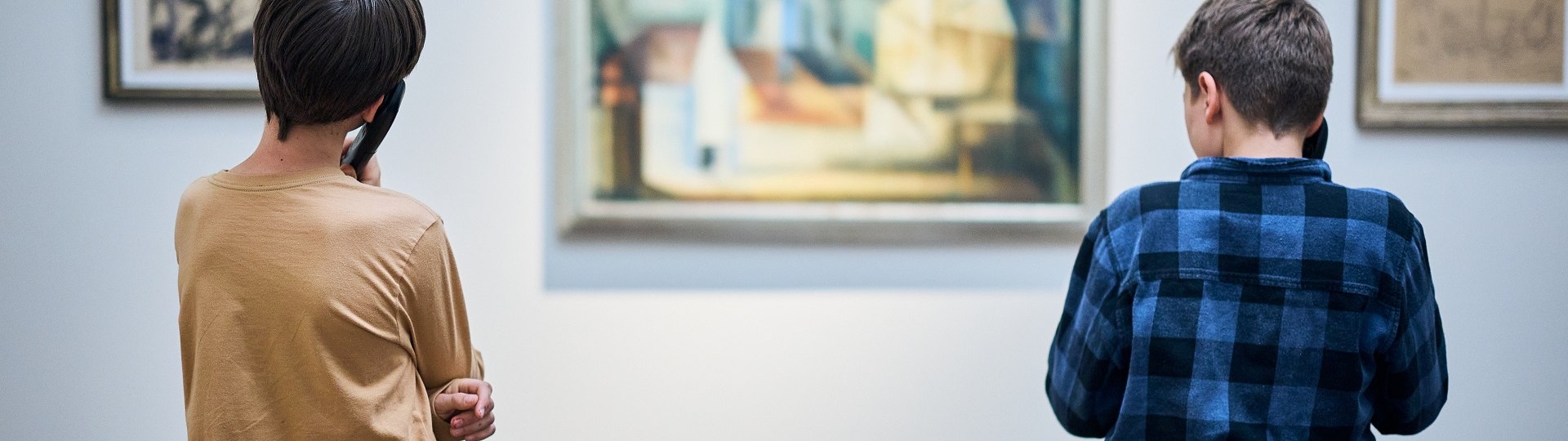 zwei junge Menschen mit Audioguides im Franz Marc Museum, &copy; oberbayern.de, Foto: Tobias K&ouml;hler