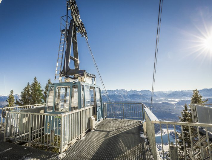 ...l&auml;sst einen bequem die Aussicht auf das winterliche Bergpanorama und den Walchensee genie&szlig;en , &copy; TI Kochel a. See/Walchensee|Foto: Thomas Kujat
