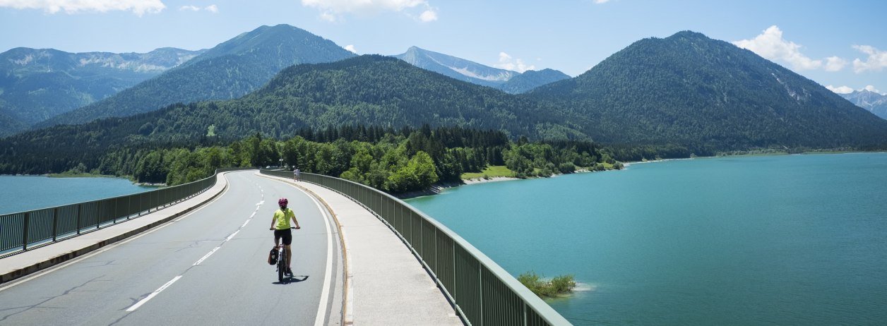 Der Fernradweg München-Venezia führt Sie durch die Alpen auch entlang des Sylvensteinsees, © Tölzer Land Tourismus|Jörg Spaniol