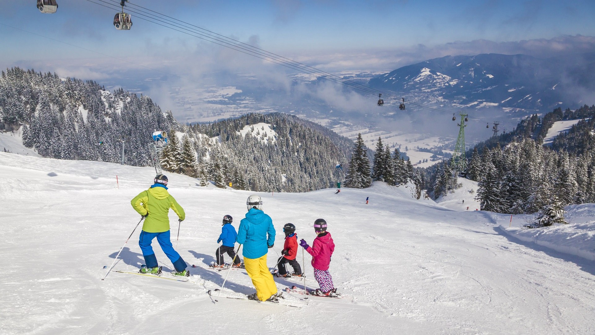 Ein toller Wintertag beim Skifahren mit der ganzen Familie am Brauneck in Lenggries - die Brauneck Bergbahn bringt einen bequem hinauf ins Skigebiet., &copy; Tourismus LenggriesIFoto: Adrian Greiter