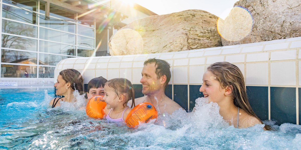 Familie in der Isarwelle Lenggries, © Adrian Greiter