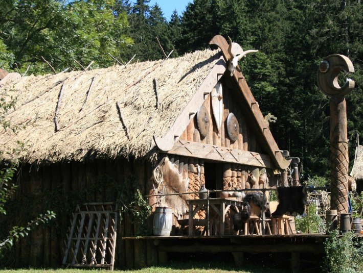 Am Walchensee wurde u.a. der Film &quot;Wicki auf großer Fahrt&quot; gedreht. Das Bild entstand bei einer Drehpause während der Filmaufnahmen 2010 im Filmkulissendorf. Einige Kulissengebäude konnten bis 2023 in Walchensee in einem nachgebauten &quot;Dorf Flake&quot; in Walchensee besichtigt werden., © Archiv Tölzer Land Tourismus