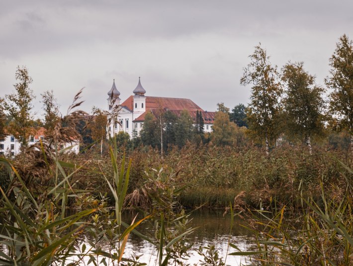 Blick auf Kloster Schlehdorf, © Tölzer Land Tourismus|Chris Geigl, sowhatwetravel