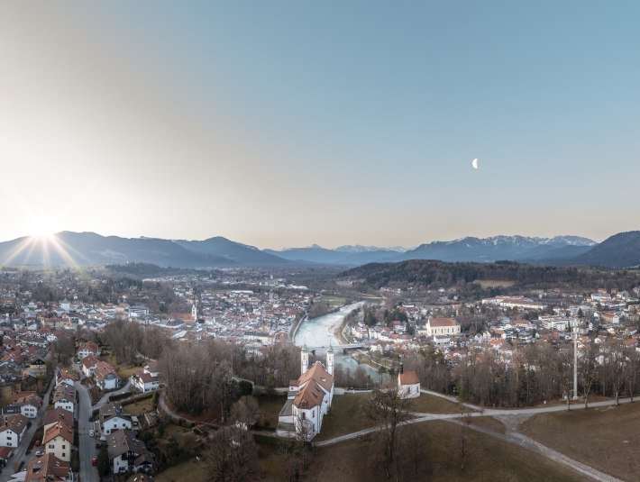 Vom Kalvarienberg in Bad Tölz hat man zu allen Jahreszeiten einen wunderbaren Blick über die Isar bis in die Berge, © Tölzer Land Tourismus|Dietmar Denger