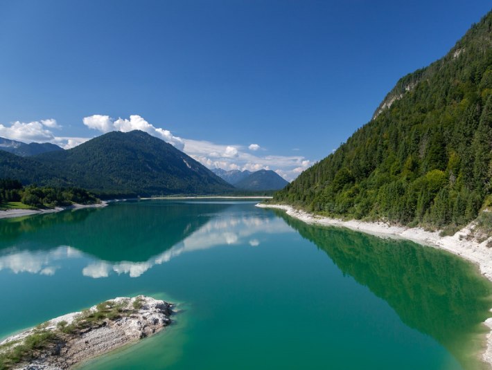 Der fjordartige Sylvensteinsee, © Tourist Information Lenggries|Fotograf: C. Bäck