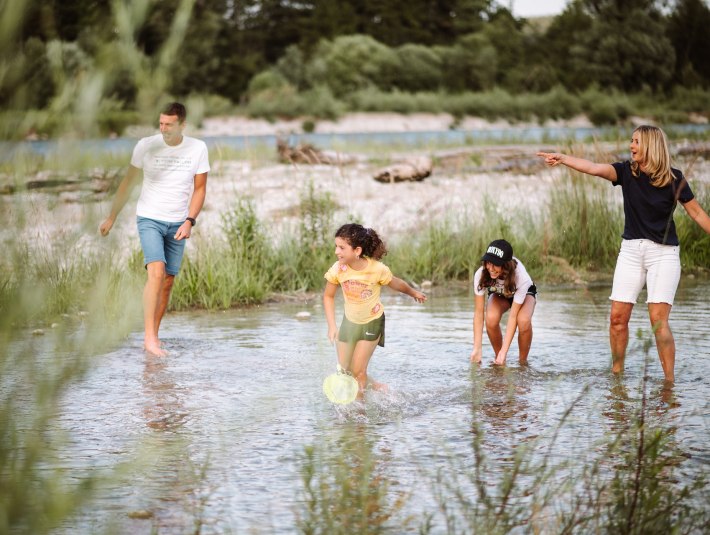 Gemeinsam mit der Familie Spa&szlig; im Urlaub haben wie hier am Wasser, &copy; T&ouml;lzer Land Tourismus|Leonie Lorenz