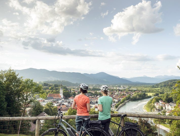 Hoch &uuml;ber Bad T&ouml;lz mit bester Aussicht in die Berge, &copy; T&ouml;lzer Land Tourismus|Fotograf: P. v. Felbert, TOM