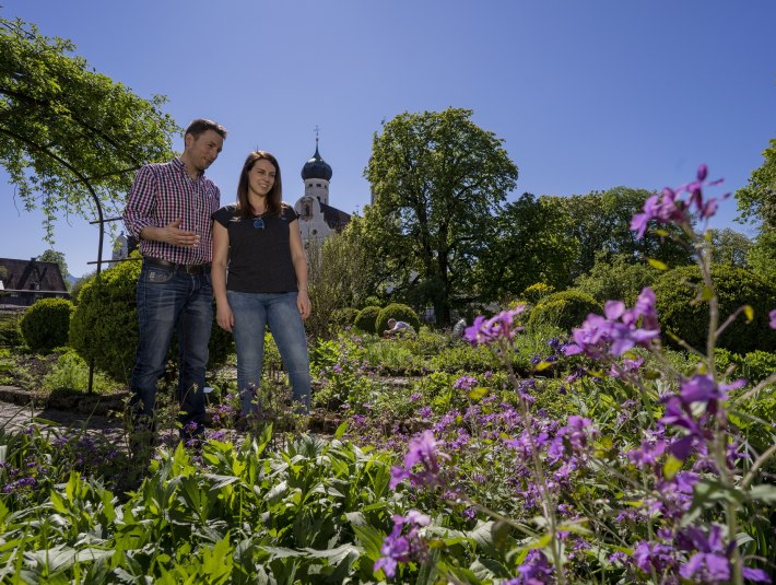 Zur Mitte finden im mit Blumen, Küchen- und Heilkräutern bepflanzten Mediationsgarten vor dem Kloster Benediktbeuern, © Tölzer Land Tourismus|Bernd Ritschel