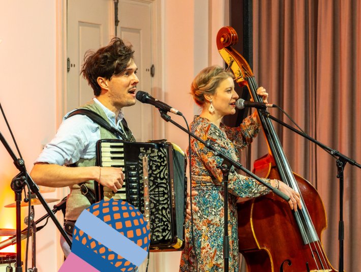 Zwei Musiker, Josef Steinbacher mit Akkordeon und Katrin Auer mit Ba&szlig;, bei einem Live-Auftritt ihrer Band REIWAS., &copy; REIWAS/dochDort