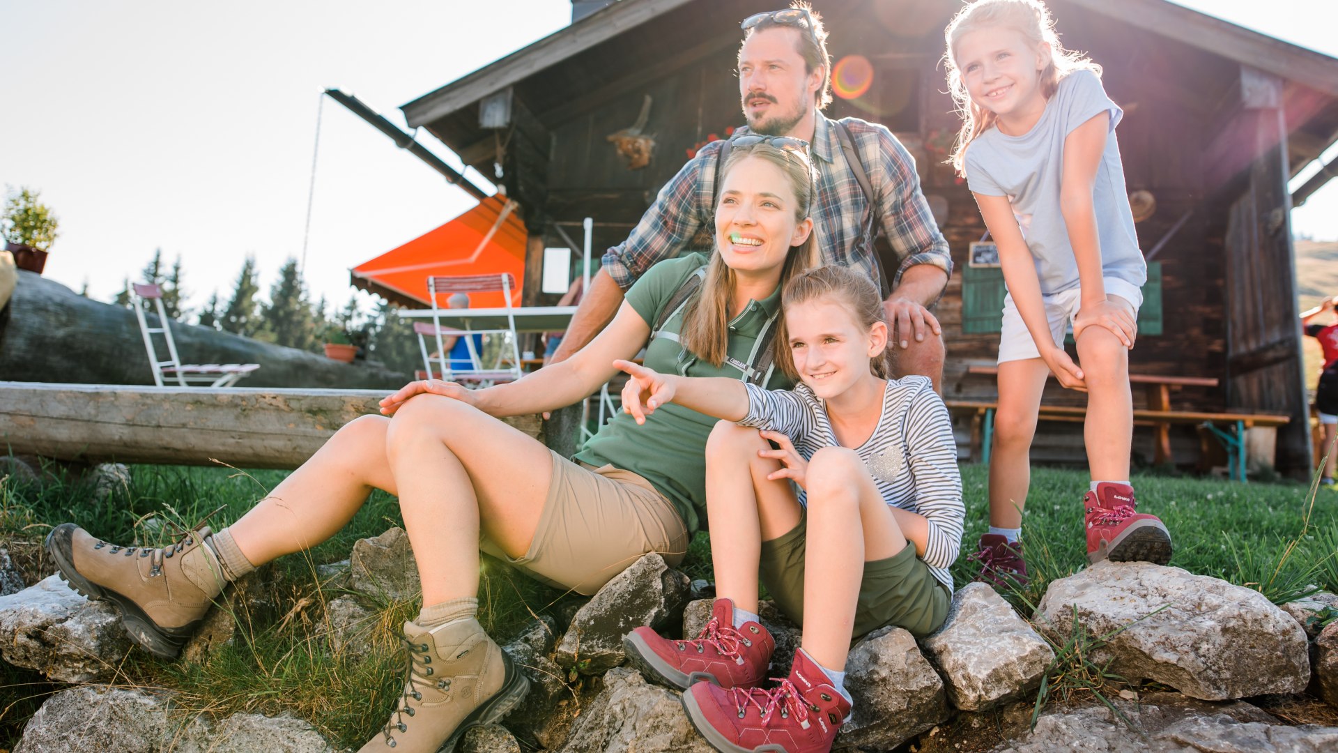 Familie vor Almh&uuml;tte, &copy; T&ouml;lzer Land Tourismus Foto: Leonie Lorenz