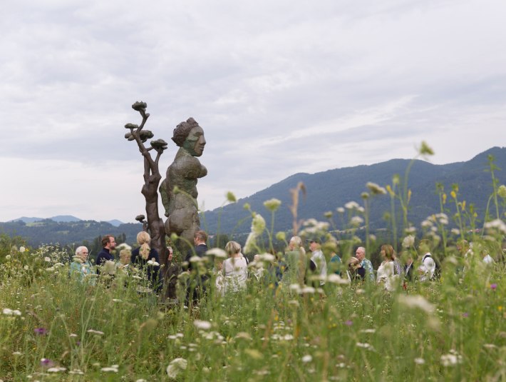 Daphne in der Blumenwiese mit Gästen der Stiftung Nantesbuch vor Bergpanorama, © Stiftung Nantesbuch | Foto: Thomas Dashuber