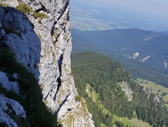 Ungewöhnliche Perspektiven. Blick aus der Nordwand der Benediktenwand, Tölzer Land, © Gudrun Weikert