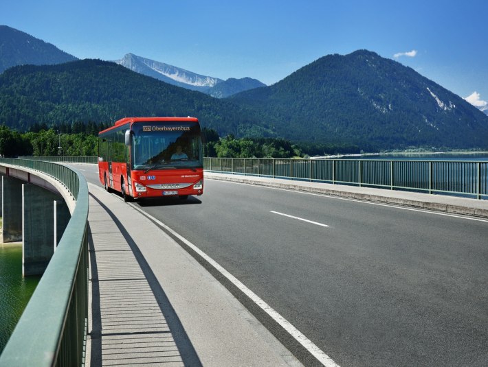 RVO-Bus am Sylvensteinsee/Lenggries mit Schrafreuter im HIntergrund, © DB Regio Bus, Region Bayern