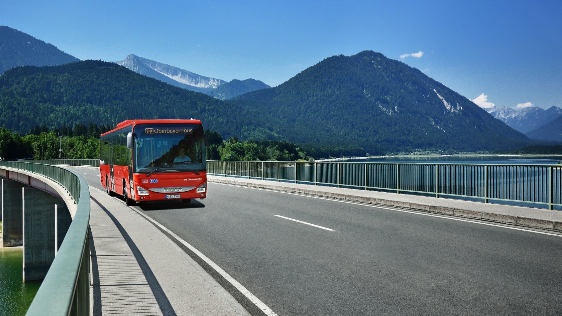 RVO-Bus am Sylvensteinsee/Lenggries mit Schrafreuter im HIntergrund, &copy; DB Regio Bus, Region Bayern