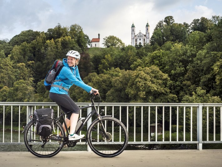 Mit dem Fahrrad durch das T&ouml;lzer Land - welch sch&ouml;ner Ausblick auf die Kalvarienbergkirche und die Leonhardikaplle in Bad T&ouml;lz, &copy; oberbayern.de|Foto: Peter von Felbert
