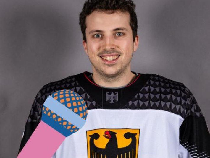 Veit M&uuml;hlhans, Para-Eishockeyspieler im Eishockeydress und em Symbol des DochDorrt-Podcast-Mikrofons, &copy; VOIGT, Kebin Voigt und dochDort