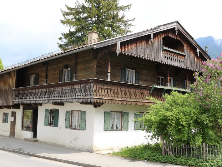 Ein Stück Kocheler Ortsgeschichte. Das Denkmal wird ab Frühjahr 2022 zeigen wie sich das Schusterhandwerk mit den Jahrhunderten
verändert hat. , © Deutsche Stiftung Denkmalschutz|Peter Schabe