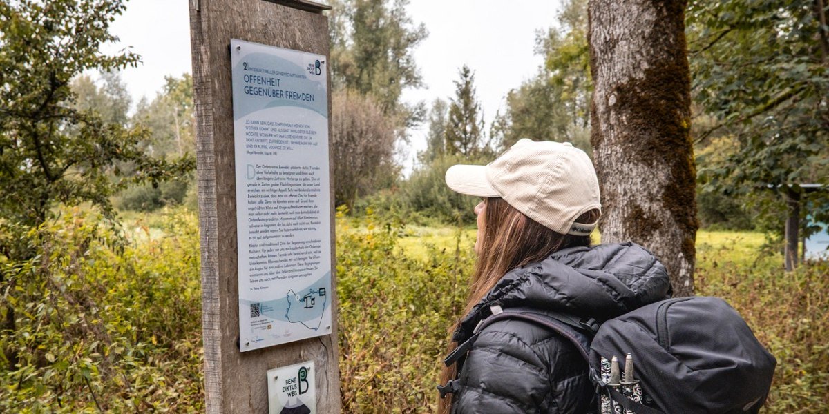 Eine Auszeit auf dem Benediktusweg - Infostelen geben Impulse und Infos, &copy; T&ouml;lzer Land  Tourismus|Christian Geigl
