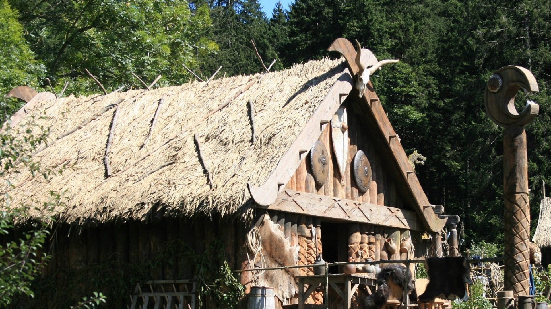 Am Walchensee wurde u.a. der Film "Wicki auf gro&szlig;er Fahrt" gedreht. Das Bild entstand bei einer Drehpause w&auml;hrend der Filmaufnahmen 2010 im Filmkulissendorf. Einige Kulissengeb&auml;ude konnten bis 2023 in Walchensee in einem nachgebauten "Dorf Flake" in Walchensee besichtigt werden., &copy; Archiv T&ouml;lzer Land Tourismus