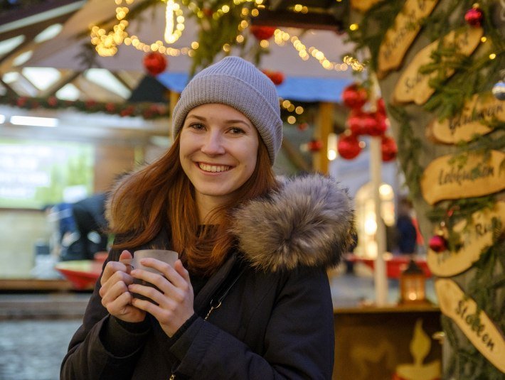 Ein Bummel durch den Christkindlmarkt - da darf eine Tasse heißer, duftender Punsch nicht fehlen!, © Bildverlag Lisa Bahnmüller