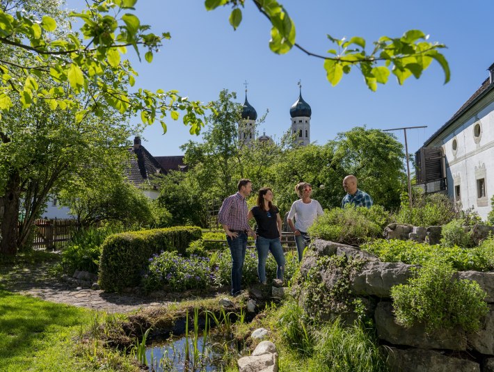 Kr&auml;uter- und Mediationsgarten laden in Benediktbeuern ein zu einem Kr&auml;uterspaziergang - gerne auch zeigen Ihnen zert. Kr&auml;uterp&auml;dagoginnen bei einer gef&uuml;hrten Kr&auml;uterwanderung was in den wilden Unkr&auml;utern steckt!, &copy; T&ouml;lzer Land Tourismus|Bernd Ritschel