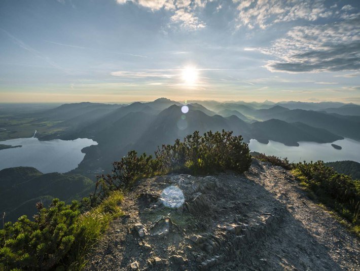 Sonnenaufgang am Gipfel des Herzogstand, © Tourist Information Kochel a. See / Foto Thomas Kujat