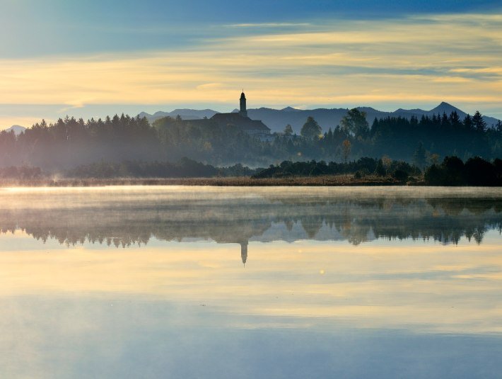 Kirchsee mit Kloster Reutberg im Hintergrund, &copy; T&ouml;lzer Land Tourismus