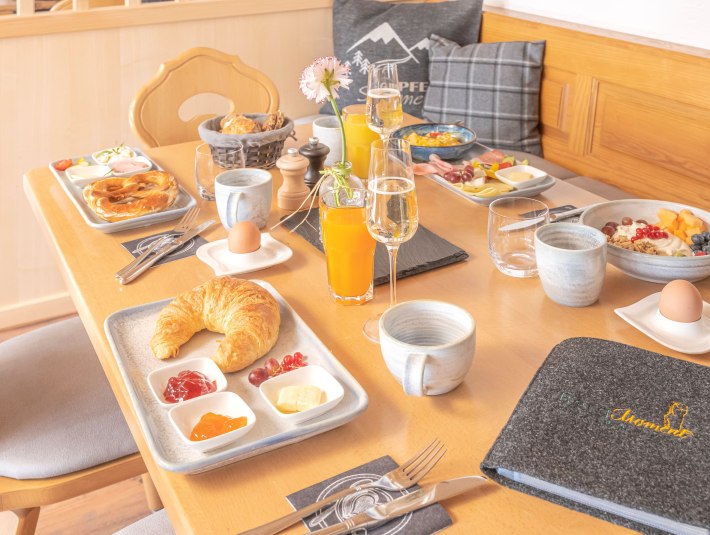 Pension_BergMoment_FRUEHSTUECKSRAUM_MIT_FRUEHSTUECK