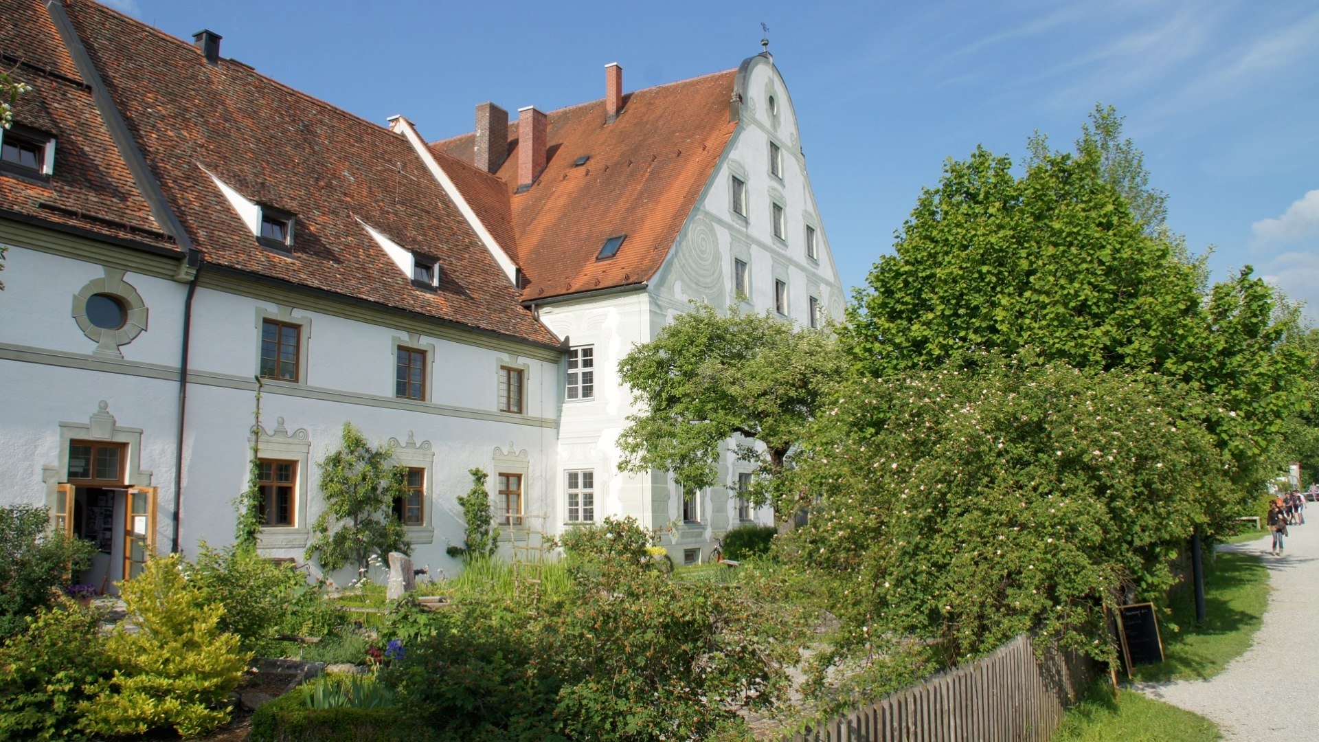 Kr&auml;utergarten-Ansicht mit Maierhof Don Bosco Kloster Benediktbeuern, &copy; Don Bosco Kloster Benediktbeuern