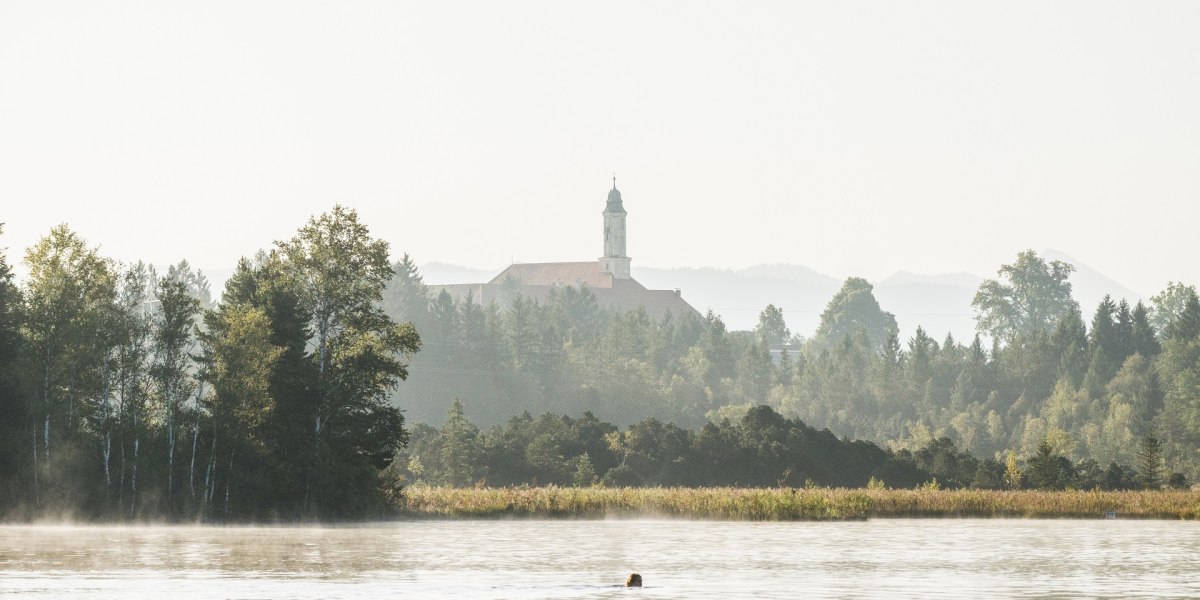 Vom Kirchsee bei Sachsenkam im T&ouml;lzer Land hat man einen wunderbaren Blick auf das Kloster Reutberg, &copy; oberbayern.de, Foto: Peter von Felbert