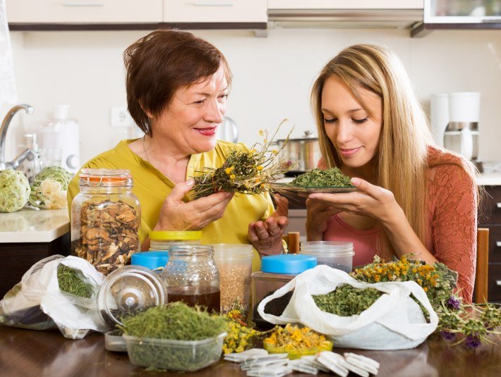 T&ouml;lzer Veg: Neues auszuprobieren und sich schrittweise einem gesunden und bewussten Lebensstil zu n&auml;hern. Zum Beispiel bei den Kochkursen, die in die Geheimnisse des Fermentierens oder der ayurvedischen K&uuml;che einweihen. Atem- und Klangmeditation, tibetisches Heilyoga oder Aroma Yoga mit &auml;therischen &Ouml;len k&ouml;nnen helfen, &bdquo;runter zu kommen&ldquo; und im Alltag zu entspannen., &copy; Stadt Bad T&ouml;lz (c)Shutterstock