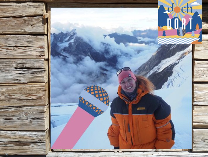 Symbolbild Holzhintergrund mit einem Bild von Bergsteigerin Isabella Hassmann in den verschneiten Bergen und dem bunten Podcat-Mikrophon von dochdort-Podcast, © dochdort.de/I. Haßmann
