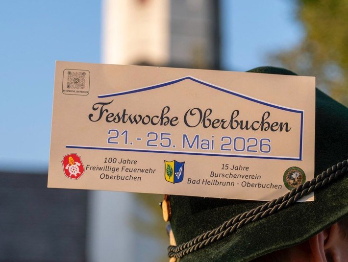 Das Bild zeigt einen Hut, auf dem ein Flyer zur Festwoche Oberbuchen vom 21. - 25. Mai 2026 mit dem Programm rund um das Feuerwehr- und Burschenfest nahe Bad Heilbrunn l&auml;dt., &copy; Feuerwehr- und Burschenverein Oberbuchen