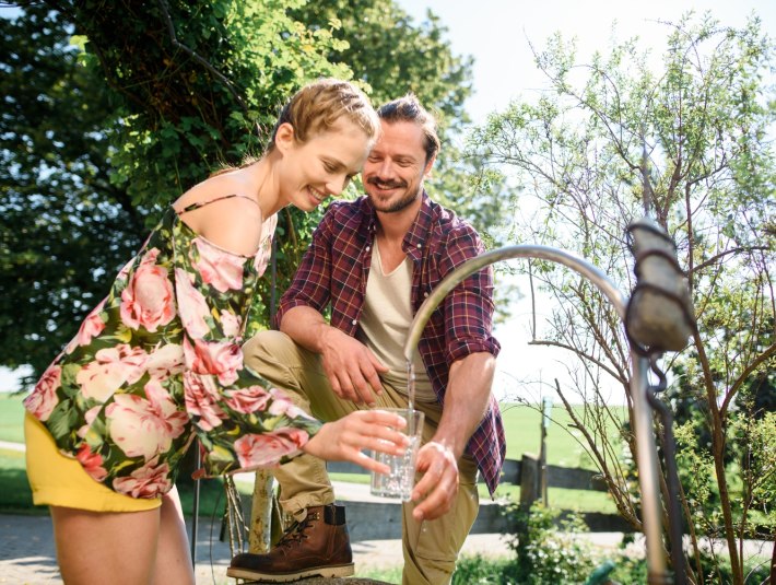 Durstl&ouml;schen am Vitalbrunnen in M&uuml;nsing, &copy; T&ouml;lzer Land Tourismus
