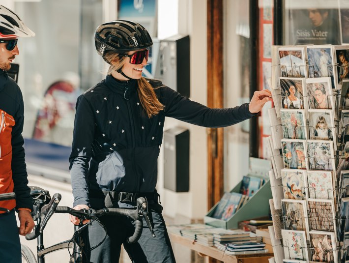 Durch die historische Altstadt schiebt man gerne mit dem Fahrrad von  Laden zu Laden der Fu&szlig;g&auml;ngerzone., &copy; Oberbayern.de|Aline K&ouml;hler