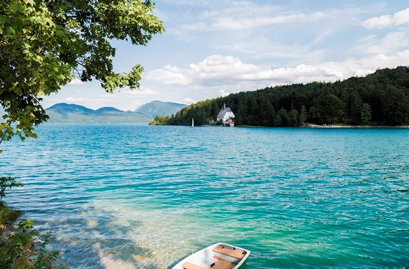 Der Walchensee mit Blick auf die Halbinsel Zwergern und das "Klösterl", © Tourist Information Kochel a. See