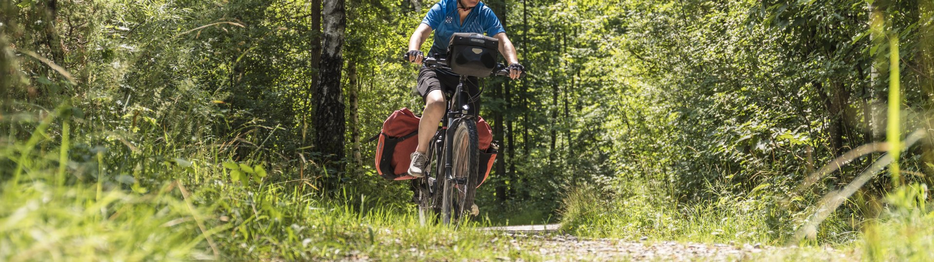 schnittiger Radfahrer am Isarradweg, © Abeitskreis Isarradweg_ Thomas Rathay