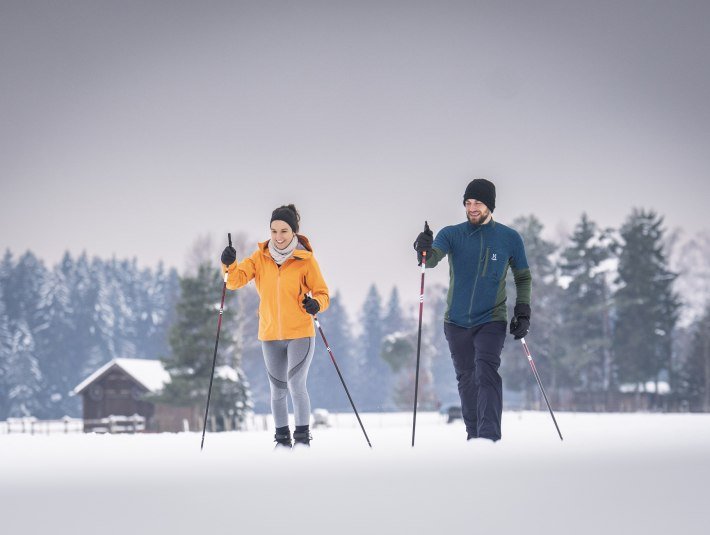 Mit Langlaufskiern die Winterlandschaft genießen, © Tölzer Land Tourismus|Dietmar Denger