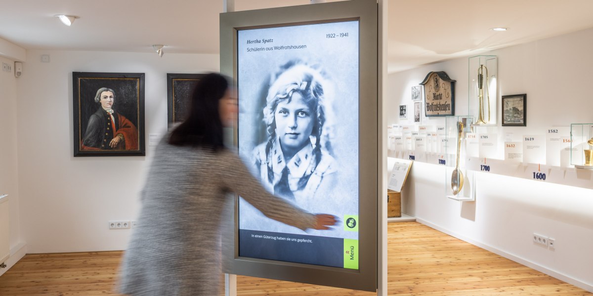 Museum Wolfratshausen Zeitstrahl Medienstation Fotograf Adrian Greiter, © Adrian Greiter
