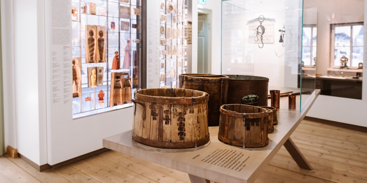 Ausstellungsraum mit Holzbottichen im Museum der Stadt Bad T&ouml;lz, &copy; T&ouml;lzer Land Tourismus|Leonie Lorenz