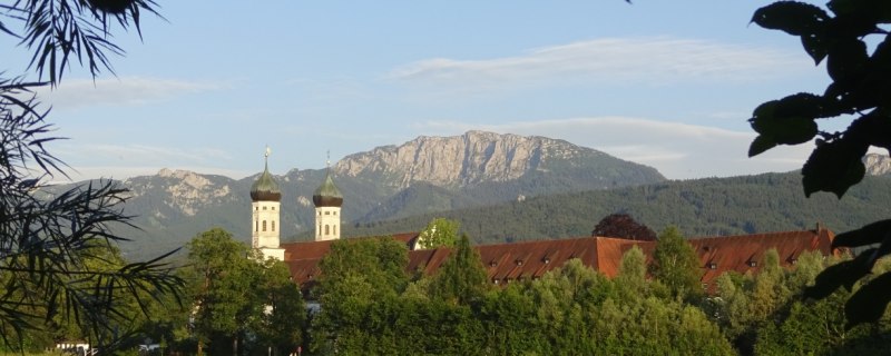 Kloster Benediktbeuern mit Benediktenwand, &copy; T&ouml;lzer Land Tourismus