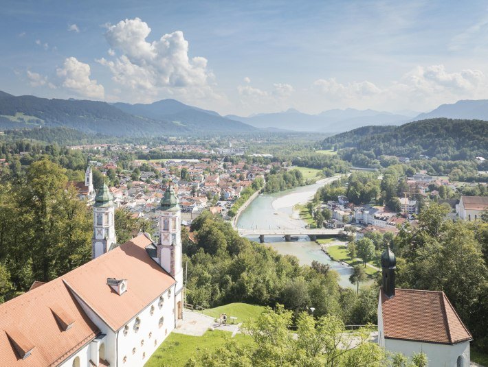 Ein Kraftplatz &uuml;ber der Isar in Bad T&ouml;lz - der Kalvarienberg mit seiner Leonhardi-Kapelle und der Doppelkirche, &copy; T&ouml;lzer Land Tourismus, Foto: Dietmar Denger