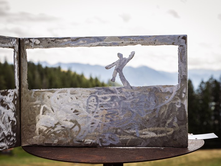 Eine Skulptur vor dem Berghintergrund des Isartals am Kunstwanderweg "Sinneswandel" am Blomberg bei Bad T&ouml;lz, &copy; Stadt Bad T&ouml;lz|Isabel Kersten Fotografie