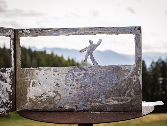 Eine Skulptur vor dem Berghintergrund des Isartals am Kunstwanderweg "Sinneswandel" am Blomberg bei Bad T&ouml;lz, &copy; Stadt Bad T&ouml;lz|Isabel Kersten Fotografie
