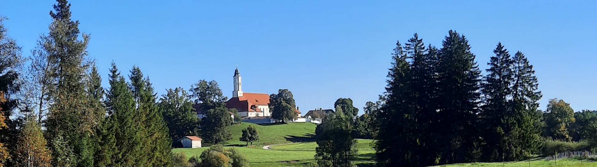 Wiese und blauer Himmel mit Kloster Reutberg, &copy; Tourist Information Lenggries