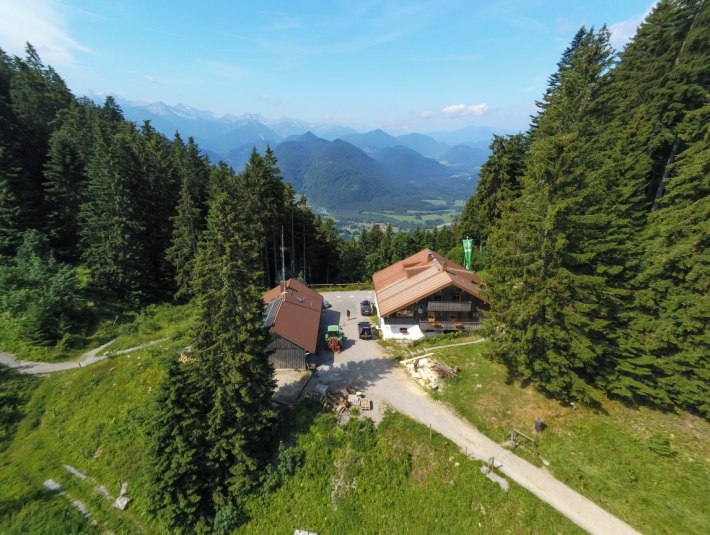 Blick auf die Lenggrieser Hütte von oben, © Lenggrieser Hütte